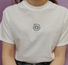Load image into Gallery viewer, embroidered daisy t-shirt