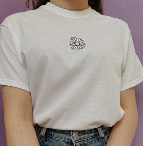 embroidered daisy t-shirt