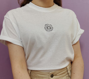 embroidered daisy t-shirt