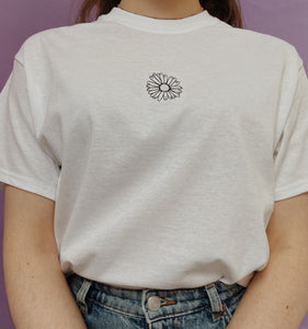 embroidered daisy t-shirt